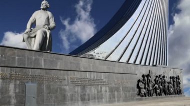 Vdnk sergi merkezi yakınlarındaki Kozmonot müzesinin açık havada parkta Uzay Anıtı Fatihler, Moskova, Rusya