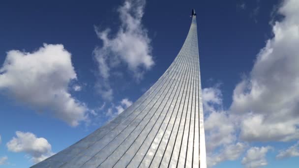 Vdnk展示センター、モスクワ、ロシアの近くの宇宙博物館の屋外公園でスペースモニュメントの征服者 — ストック動画