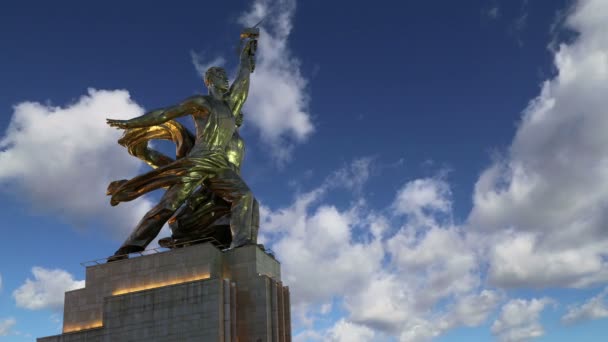 Famoso monumento soviético Rabochiy i Kolkhoznitsa (Trabajadora y Kolkhoz Mujer o Trabajadora y Campesina Colectiva) de la escultora Vera Mukhina, Moscú, Rusia — Vídeos de Stock