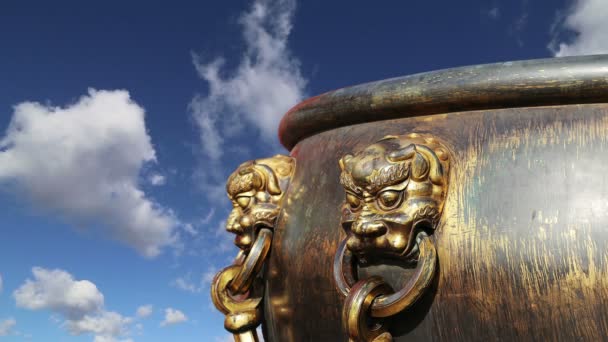 Large bronze bowl to extinguish fire with image Chinese dragon statue in the Forbidden City.Beijing, China — Stock Video