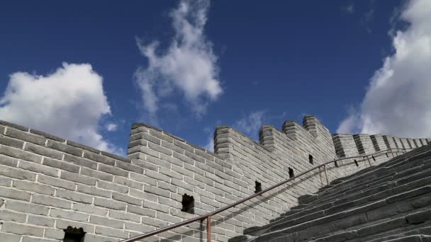 Uitzicht op een van de meest schilderachtige delen van de Chinese muur, ten noorden van Peking — Stockvideo