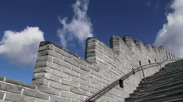 Uitzicht op een van de meest schilderachtige delen van de Chinese muur, ten noorden van Peking — Stockvideo