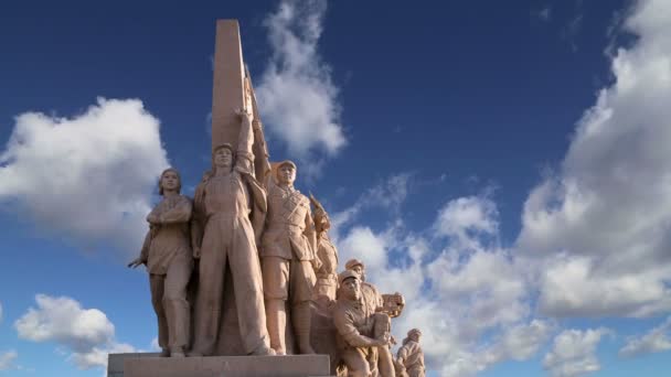 Revolutionary statues at Tiananmen Square in Beijing, China — Stock Video