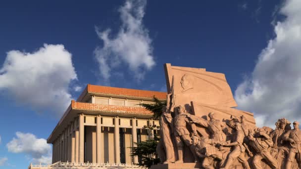 Estatuas revolucionarias en la Plaza Tiananmen en Beijing, China — Vídeo de stock