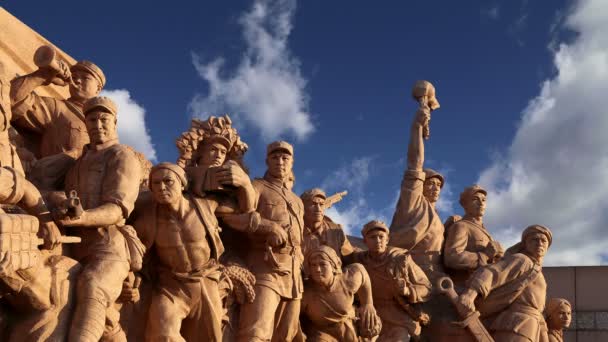 Estatuas revolucionarias en la Plaza Tiananmen en Beijing, China — Vídeos de Stock