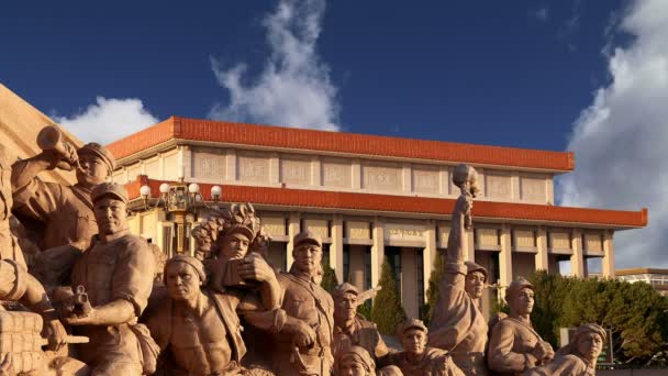 Estatuas revolucionarias en la Plaza Tiananmen en Beijing, China — Vídeos de Stock