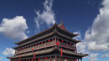 Çin'in eski bir başkenti olan Xian'ın (Sian, Xi'an) surları en eski ve en iyi korunmuş Çin surlarından birini temsil eder.