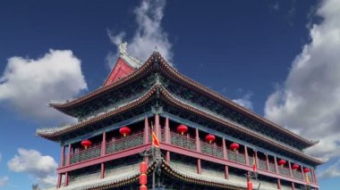 Çin'in eski bir başkenti olan Xian'ın (Sian, Xi'an) surları en eski ve en iyi korunmuş Çin surlarından birini temsil eder.