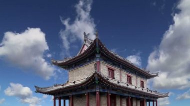 Çin'in eski bir başkenti olan Xian'ın (Sian, Xi'an) surları en eski ve en iyi korunmuş Çin surlarından birini temsil eder.