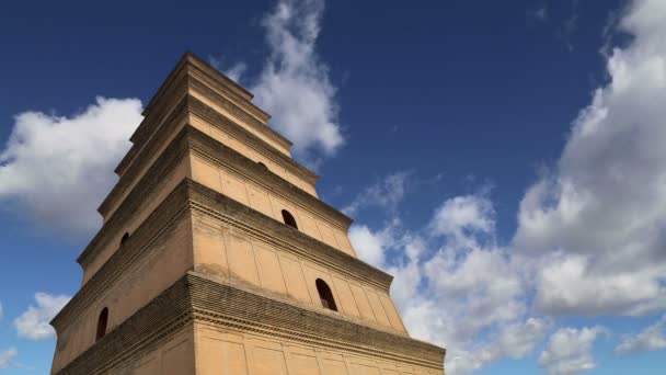 Wielka Pagoda dzikich gęsi lub Big Wild Goose Pagoda, jest buddyjska Pagoda znajduje się w południowej Xian (Sian, Xi'an), Prowincja Shaanxi, Chiny — Wideo stockowe