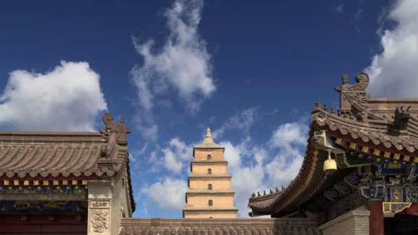 Гигантская пагода диких гусей или пагода больших диких гусей - буддийская пагода, расположенная в южной части Сианя (Сиань, провинция Шэньси, Китай). — стоковое видео