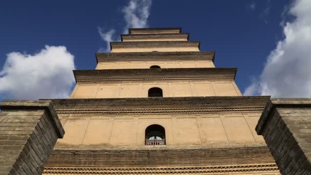 La pagoda gigante del ganso salvaje o gran pagoda del ganso salvaje, es una pagoda budista ubicada en el sur de Xian (Sian, Xi 'an), provincia de Shaanxi, China. — Vídeos de Stock