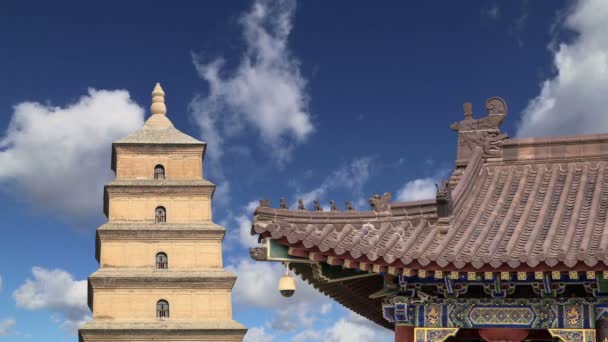 Гигантская пагода диких гусей или пагода больших диких гусей - буддийская пагода, расположенная в южной части Сианя (Сиань, провинция Шэньси, Китай). — стоковое видео