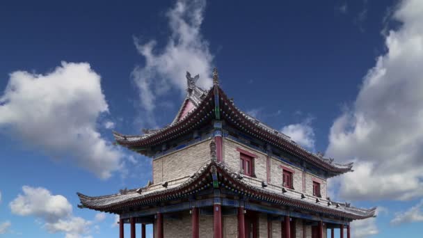 Оборонні споруди Сіань (Сіан, Сіань) стародавня столиця Китаю-являють собою одну з найстаріших і найбільш збережених китайських міських стін — стокове відео