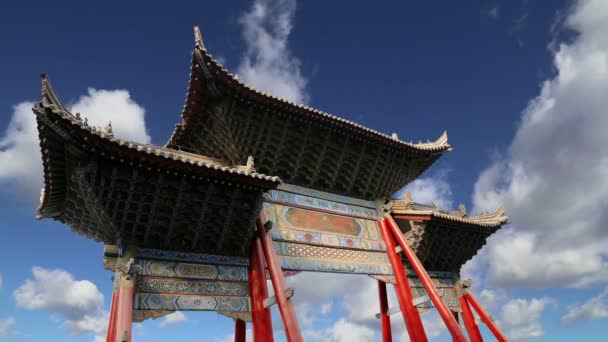 Bir Budist tapınağının girişi - Xian (Sian, Xi'an), Shaanxi eyaleti, Çin — Stok video