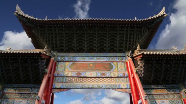 Eingang zu einem buddhistischen Tempel -- xian (sian, xi 'an), shaanxi Provinz, China — Stockvideo