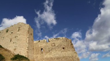 Rodos,Yunanistan'daki Orta Çağ Kritinia Kalesi: Kuzey Rodos'un Kuzey Rodos ilçesine bağlı Kritinia köyünün 131 metre yukarısındaki bir tepede, bir Ortaçağ Kalesi'nin kalıntıları bulunmaktadır.