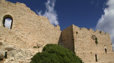 Rodos,Yunanistan'daki Orta Çağ Kritinia Kalesi: Kuzey Rodos'un Kuzey Rodos ilçesine bağlı Kritinia köyünün 131 metre yukarısındaki bir tepede, bir Ortaçağ Kalesi'nin kalıntıları bulunmaktadır.