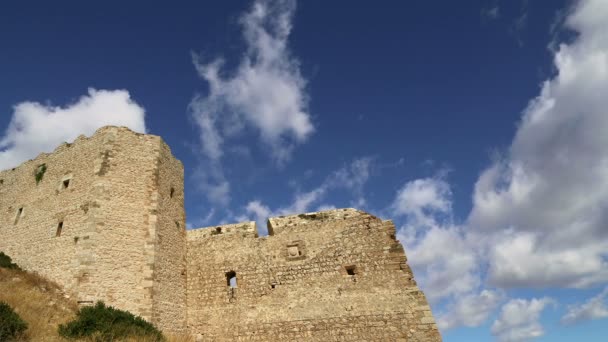 Castelo Medieval de Kritinia em Rodes, Grécia, Dodecaneso: Em uma colina de 131m acima da aldeia de Kritinia, norte de Rodes, há as ruínas de um castelo medieval — Vídeo de Stock