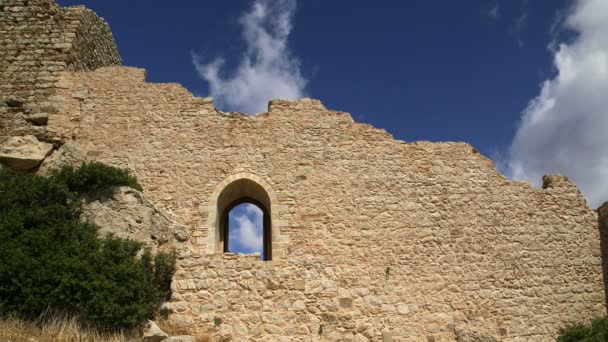 Medeltida slott Kritinia i Rhodos, Grekland, Dodekaneserna: på en kulle på 131m ovanför byn Kritinia, norra Rhodos, det finns ruinerna av ett medeltida slott — Stockvideo