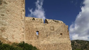 Rodos,Yunanistan'daki Orta Çağ Kritinia Kalesi: Kuzey Rodos'un Kuzey Rodos ilçesine bağlı Kritinia köyünün 131 metre yukarısındaki bir tepede, bir Ortaçağ Kalesi'nin kalıntıları bulunmaktadır.