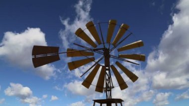 Eski ahır fırıldak gökyüzü arka plan (zaman atlamalı)