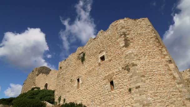 Castelo Medieval de Kritinia em Rodes, Grécia, Dodecaneso: Em uma colina de 131m acima da aldeia de Kritinia, norte de Rodes, há as ruínas de um castelo medieval — Vídeo de Stock