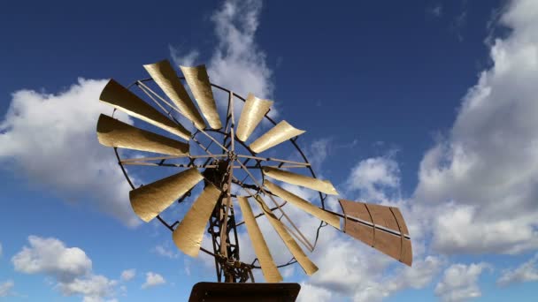 Antiguo molino de viento rancho sobre un fondo de cielo (lapso de tiempo ) — Vídeos de Stock