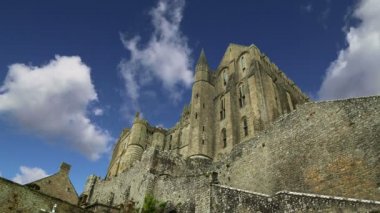 Mont Saint-Michel, Normandiya, Fransa - Fransa'da en çok ziyaret edilen turistik yerlerinden biri. 1979 yılında Unesco Dünya Mirası Listesi'nin ilklerinden biri olarak belirlenmiştir.