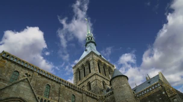 Mont Saint-Michel, Normandia, Francja--jeden z najczęściej odwiedzanych miejsc turystycznych we Francji. Wyznaczony jako jeden z pierwszych zabytków światowego dziedzictwa UNESCO w 1979 — Wideo stockowe