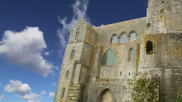 Mont Saint-Michel, Normandië, Frankrijk--een van de meest bezochte toeristische bezienswaardigheden in Frankrijk. Aangewezen als een van de eerste UNESCO-werelderfgoedlocaties in 1979 — Stockvideo