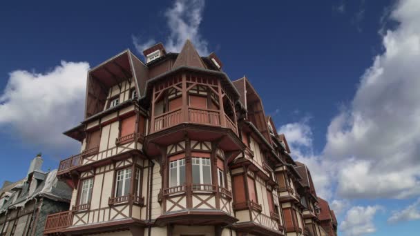 Casa de meia-madeira estilizada. Etretat, França. Etretat é uma comuna francesa na região administrativa da Alta-Normandia, no departamento Seine-Maritime. — Vídeo de Stock