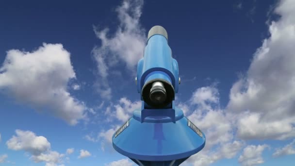 Teleskop prohlížeč proti obloze — Stock video