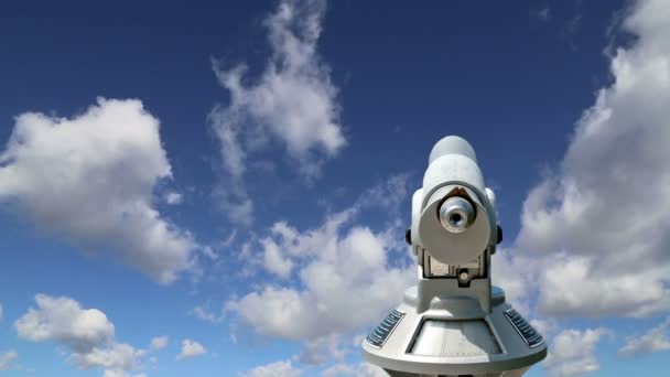 Telescópio espectador contra o céu — Vídeo de Stock
