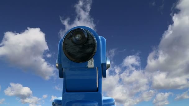 Telescópio espectador contra o céu — Vídeo de Stock