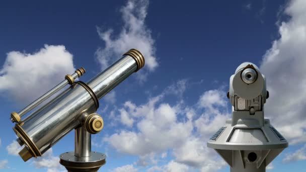 Teleskop Świadek przeciwko niebo — Wideo stockowe