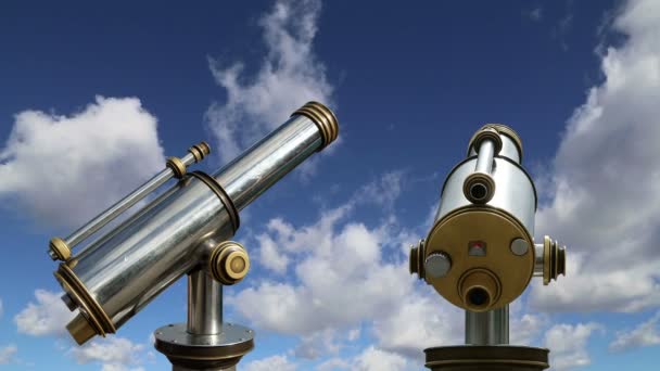 Visor de telescopio contra el cielo — Vídeo de stock