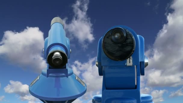 Телескоп на фоне неба — стоковое видео