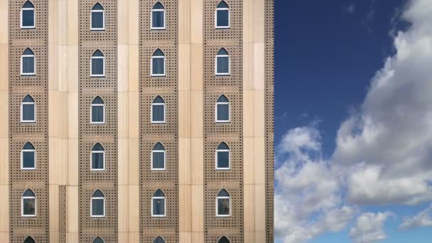 Geleneksel Arap tarzında bir binanın cephesi,Dubai, Bae — Stok video