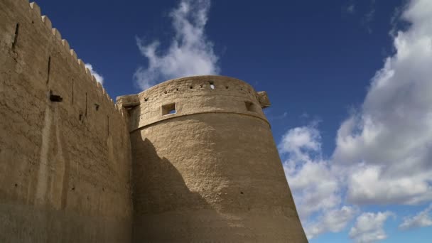Oude fort. Dubai, Verenigde Arabische Emiraten (VAE). Dit kasteel (Fort) is het oudste gebouw dat nog in Dubai (Verenigde Arabische Emerites) staat, dat nu deel uitmaakt van het Dubai Museum — Stockvideo