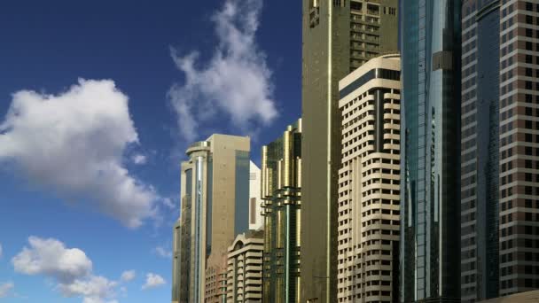 Modern felhőkarcolók, Sheikh Zayed Road, Dubai, United Arab Emirates. Dubai a leggyorsabban növekvő város a világon — Stock videók