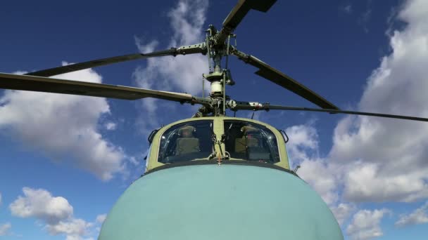 Details van de rotor en een deel van het lichaam van moderne militaire helikopters — Stockvideo