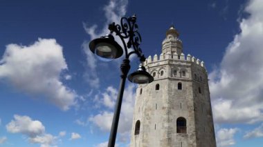Torre del Oro ya da Golden Tower (13. yüzyıl), bir ortaçağ Arapça askeri dodecagonal watchtower Seville, Andalusia, Güney İspanya