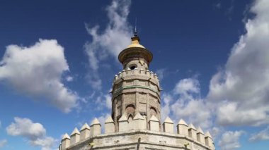 Torre del Oro ya da Golden Tower (13. yüzyıl), bir ortaçağ Arapça askeri dodecagonal watchtower Seville, Andalusia, Güney İspanya