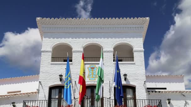 Edificios en Nerja, Andalucía, España.Se encuentra en la costa sur del Mediterráneo, a unos 50 km al este de Málaga — Vídeos de Stock