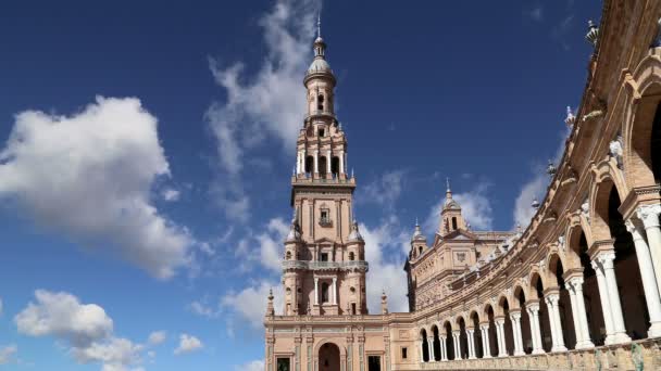 Gebouwen aan de beroemde Plaza de Espana (was de locatie voor de Latijns-Amerikaanse tentoonstelling van 1929)-Spaanse plein in Sevilla, Andalusië, Spanje. Oude bezienswaardigheid — Stockvideo