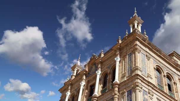 Byggnader på den berömda Plaza de Espana (var platsen för den latinamerikanska utställningen av 1929)-spanska torget i Sevilla, Andalusien, Spanien. Gamla landmärke — Stockvideo