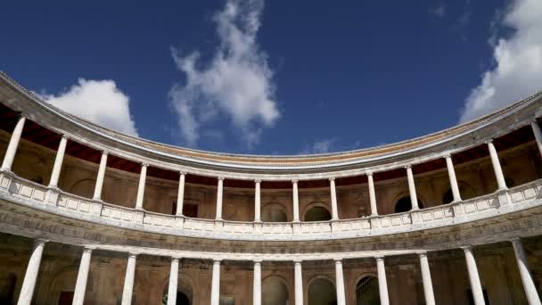 西班牙格拉纳达的阿尔罕布拉宫卡洛斯五世文艺复兴时期宫殿 — 图库视频影像