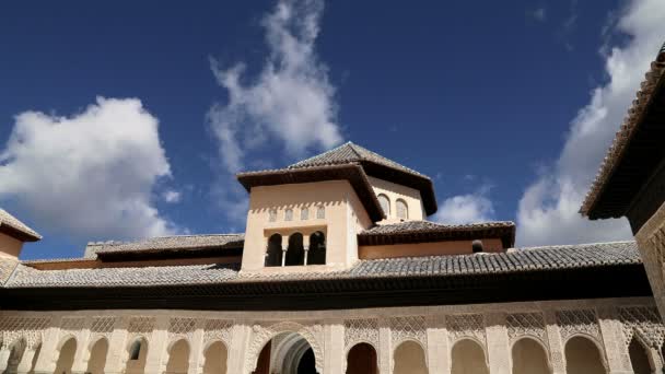 Alhambra Palace-středověký Maurský hrad v Granada, Andalusii, Španělsko — Stock video