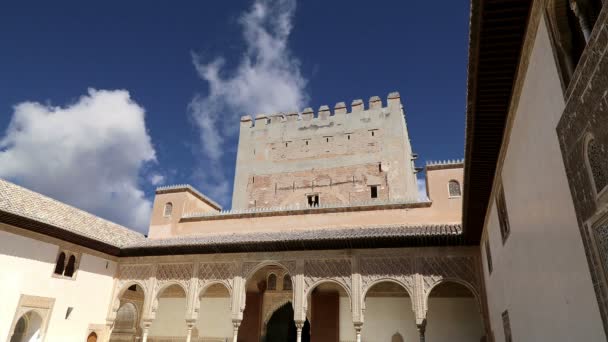 Alhambra Palace-medeltida moriskt slott i Granada, Andalusien, Spanien — Stockvideo